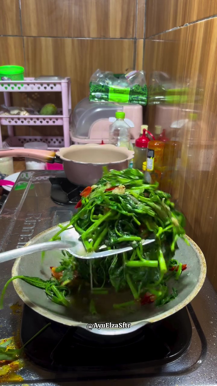 Trik bikin tumis kangkung agar matang sempurna, namun teksturnya tak lembek dan warnanya tetap hijau