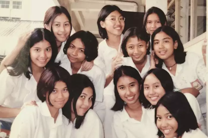 Potret lawas 12 seleb era 90-an Saat SMA, penampilan Mulan Jameela beda banget dari sekarang