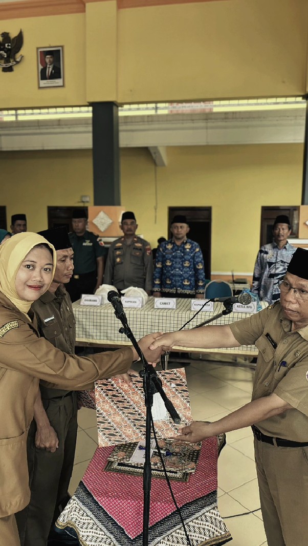 Wanita pamer lulus kuliah nggak perlu info loker langsung jadi kepala dusun, kisahnya malah dihujat