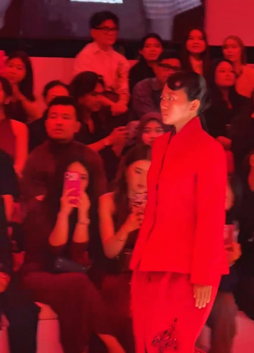 Viral emak-emak bisa tampil di Jakarta Fashion Week, 9 potretnya saat catwalk bak model profesional