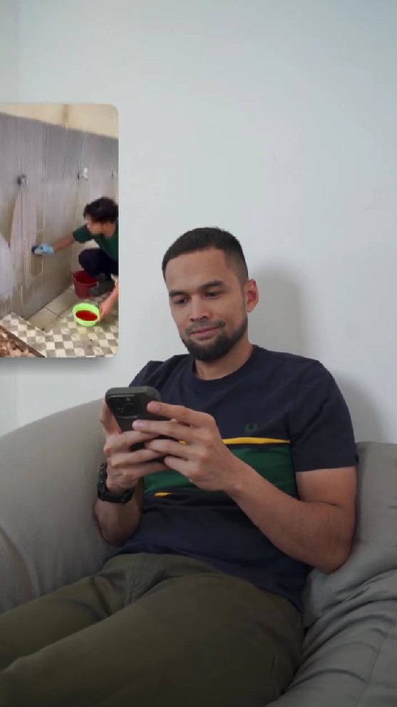 9 Potret Teuku Wisnu sukarela bersihkan masjid di Jakarta Selatan, tak jijik sikat WC yang kotor