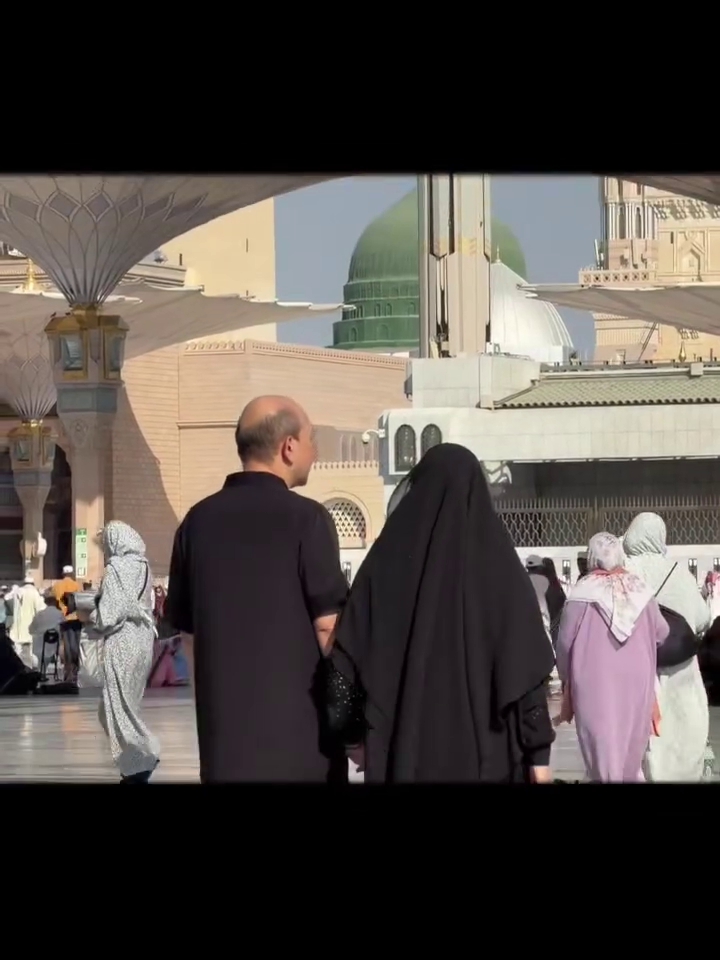 Jarang unggah momen berdua bersama, ini 7 potret Ari Sigit dan Suci Winata umrah