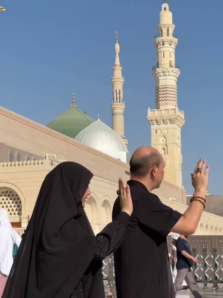 Jarang unggah momen berdua bersama, ini 7 potret Ari Sigit dan Suci Winata umrah