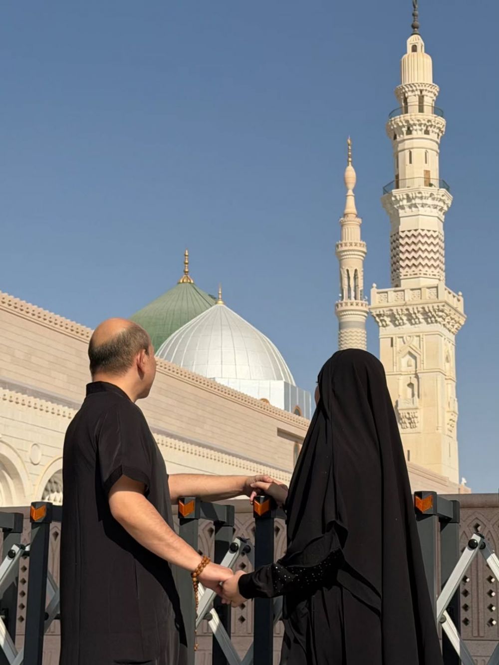 Jarang unggah momen berdua bersama, ini 7 potret Ari Sigit dan Suci Winata umrah