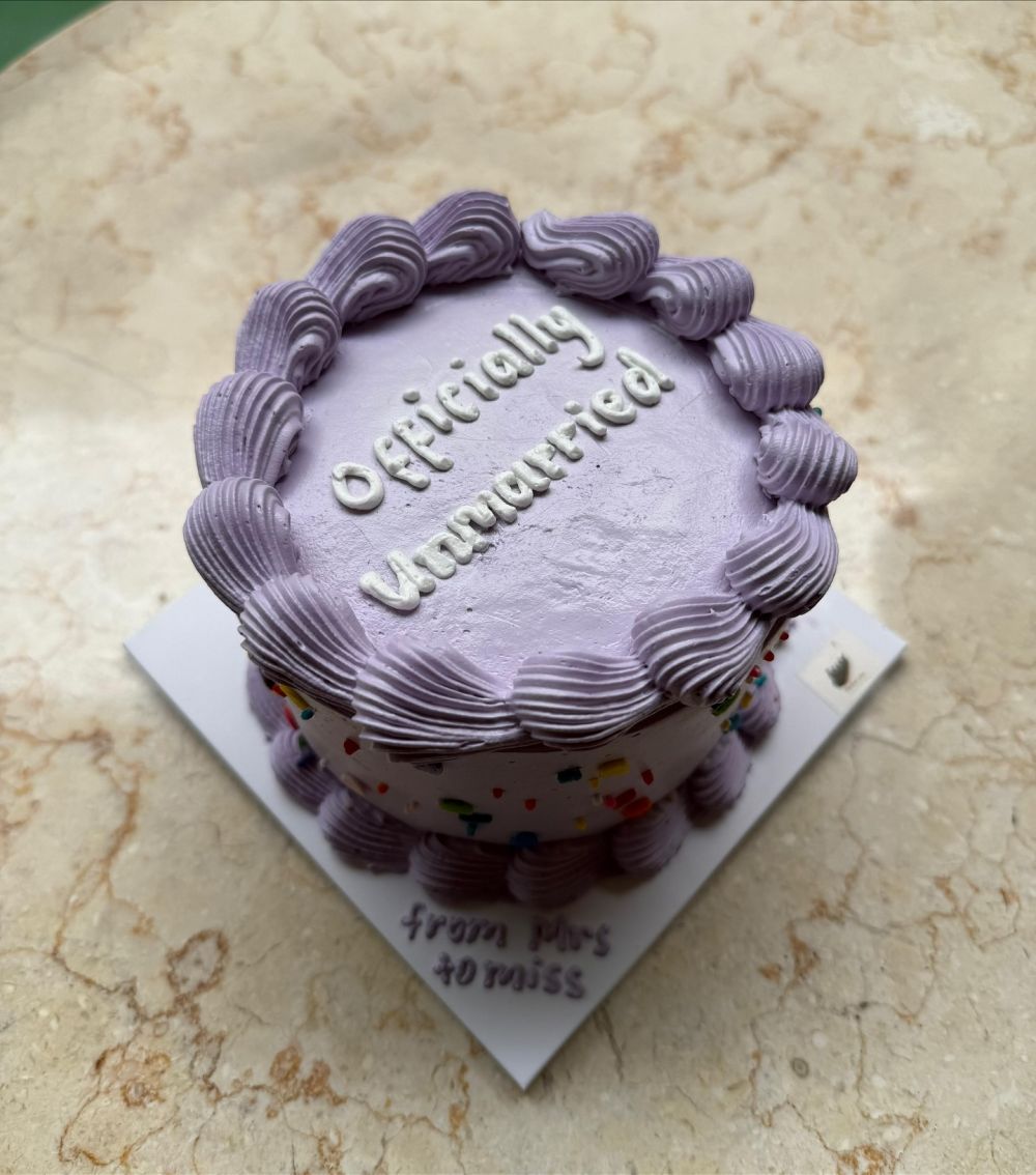 Resmi cerai dari Ahmad Assegaf, Tasya Farasya rayakan status janda, potret kuenya jadi sorotan