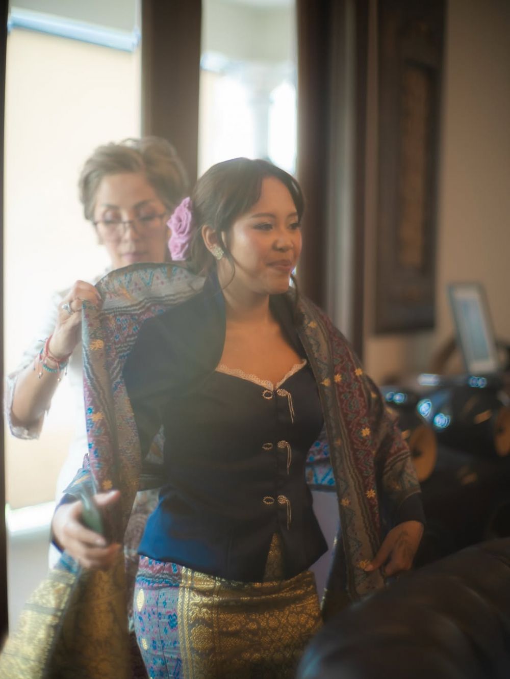 Tanpa Ari Lasso, ini 9 potret Vitta Dessy di wisuda putrinya Audra Lasso, menawan pakai kebaya putih