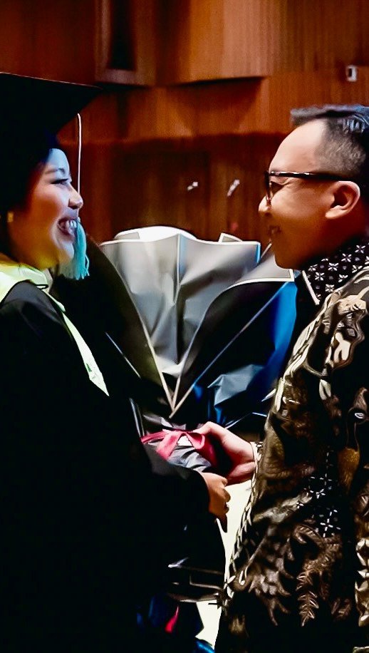 Tanpa Ari Lasso, ini 9 potret Vitta Dessy di wisuda putrinya Audra Lasso, menawan pakai kebaya putih