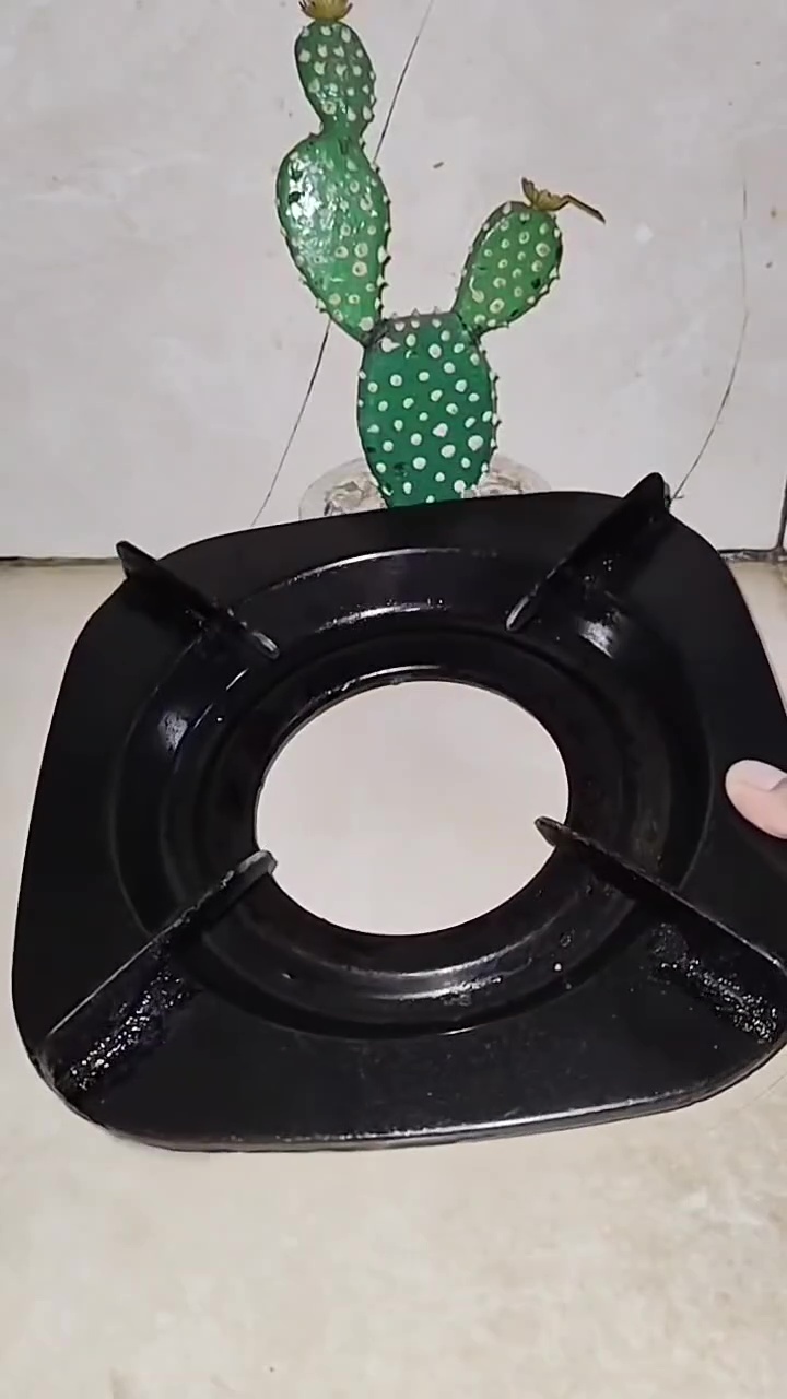 Tatakan kompor penuh kerak dan lemak? Atasi dengan 3 bahan dapur ini, sekali gosok langsung kinclong