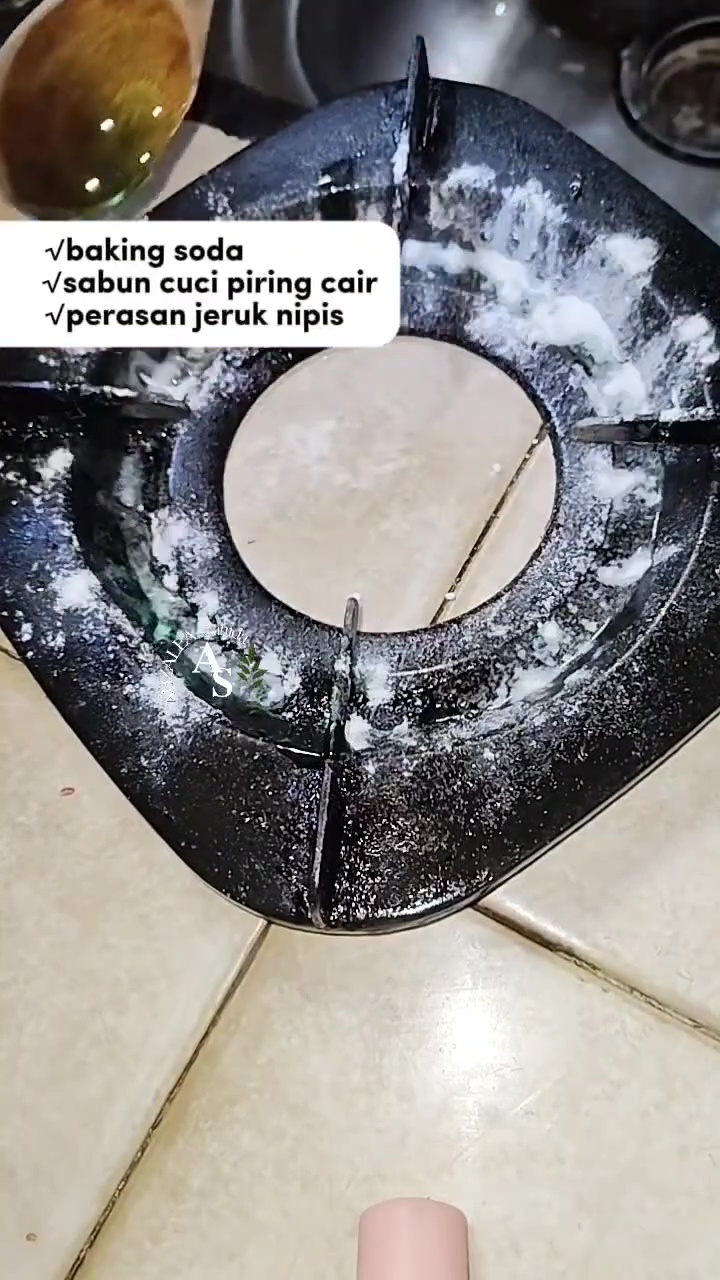 Tatakan kompor penuh kerak dan lemak? Atasi dengan 3 bahan dapur ini, sekali gosok langsung kinclong