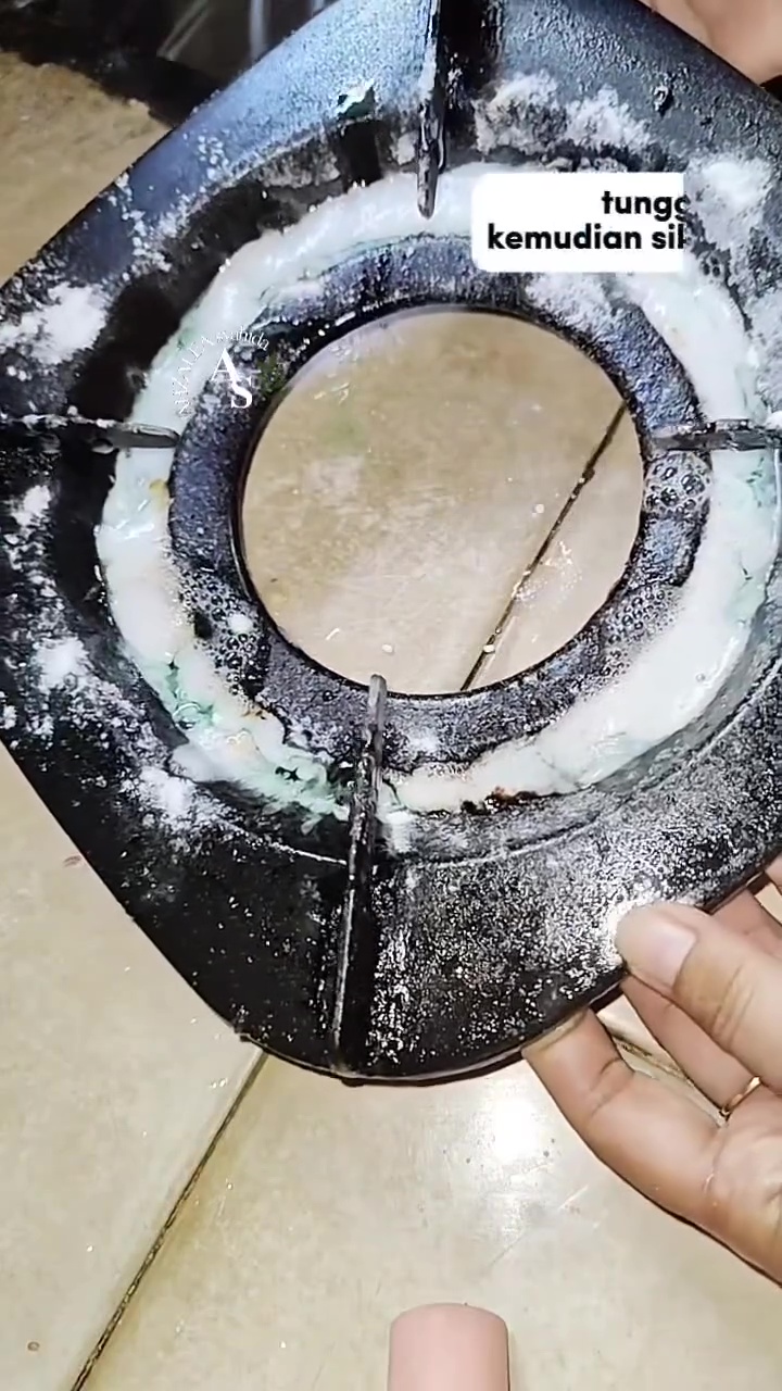 Tatakan kompor penuh kerak dan lemak? Atasi dengan 3 bahan dapur ini, sekali gosok langsung kinclong