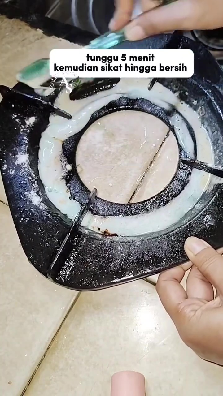 Tatakan kompor penuh kerak dan lemak? Atasi dengan 3 bahan dapur ini, sekali gosok langsung kinclong