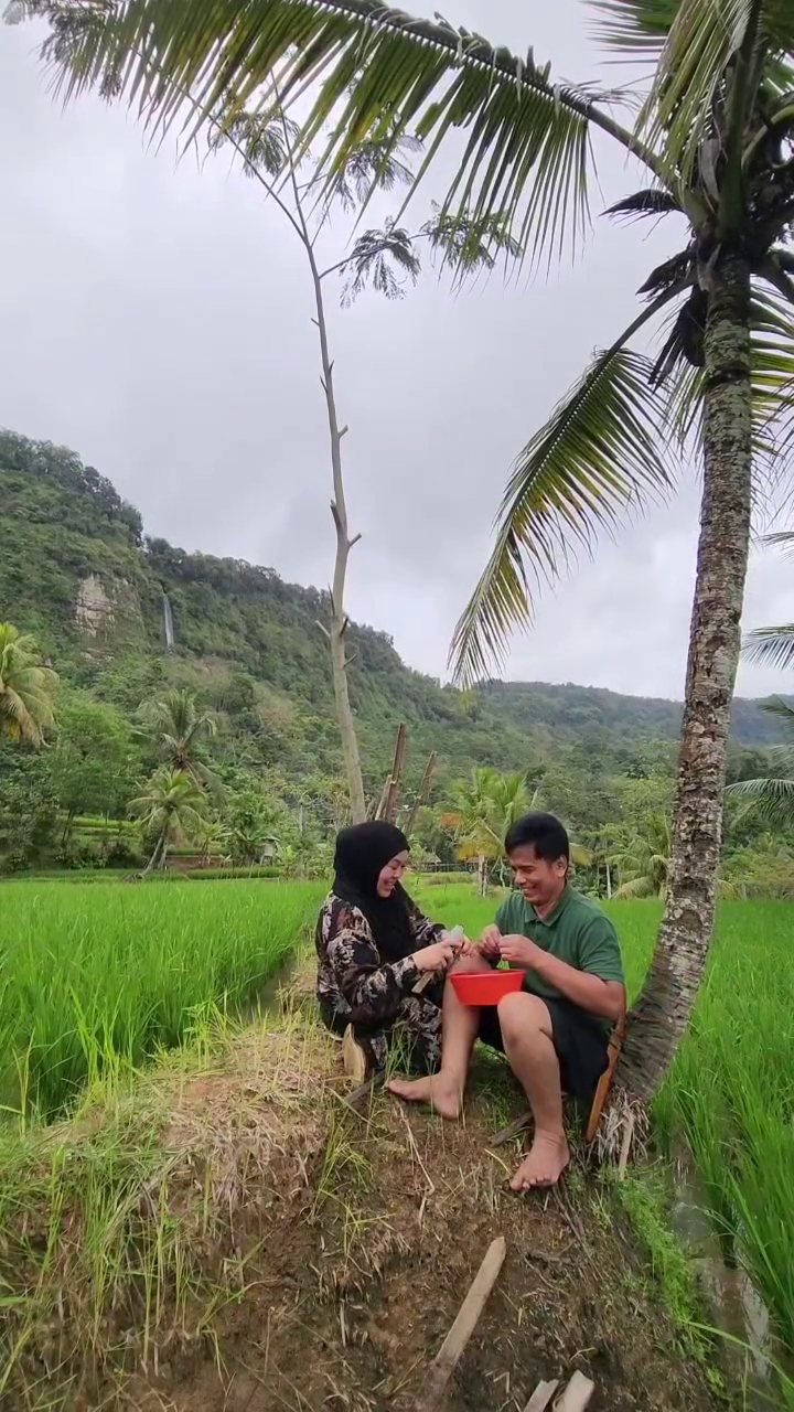Tetap sederhana, intip 9 potret keseharian Endang Mulyana ayah Lesty Kejora bertani di sawah