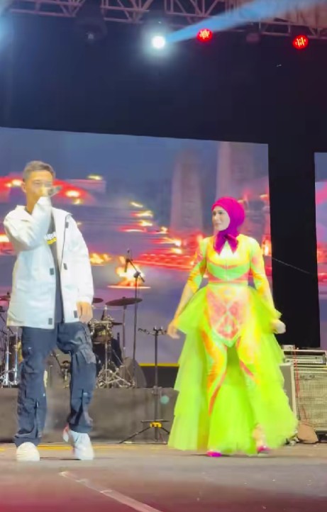 9 Potret Mulan Jameela manggung dengan busana colorful, penampilannya yang nyentrik malah dikritik