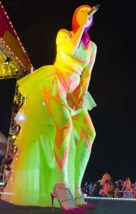 9 Potret Mulan Jameela manggung dengan busana colorful, penampilannya yang nyentrik malah dikritik