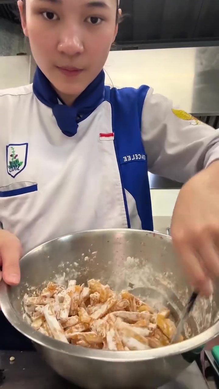 Ternyata tak perlu direndam air es, chef ini bagikan trik bikin kentang goreng krispi ala resto