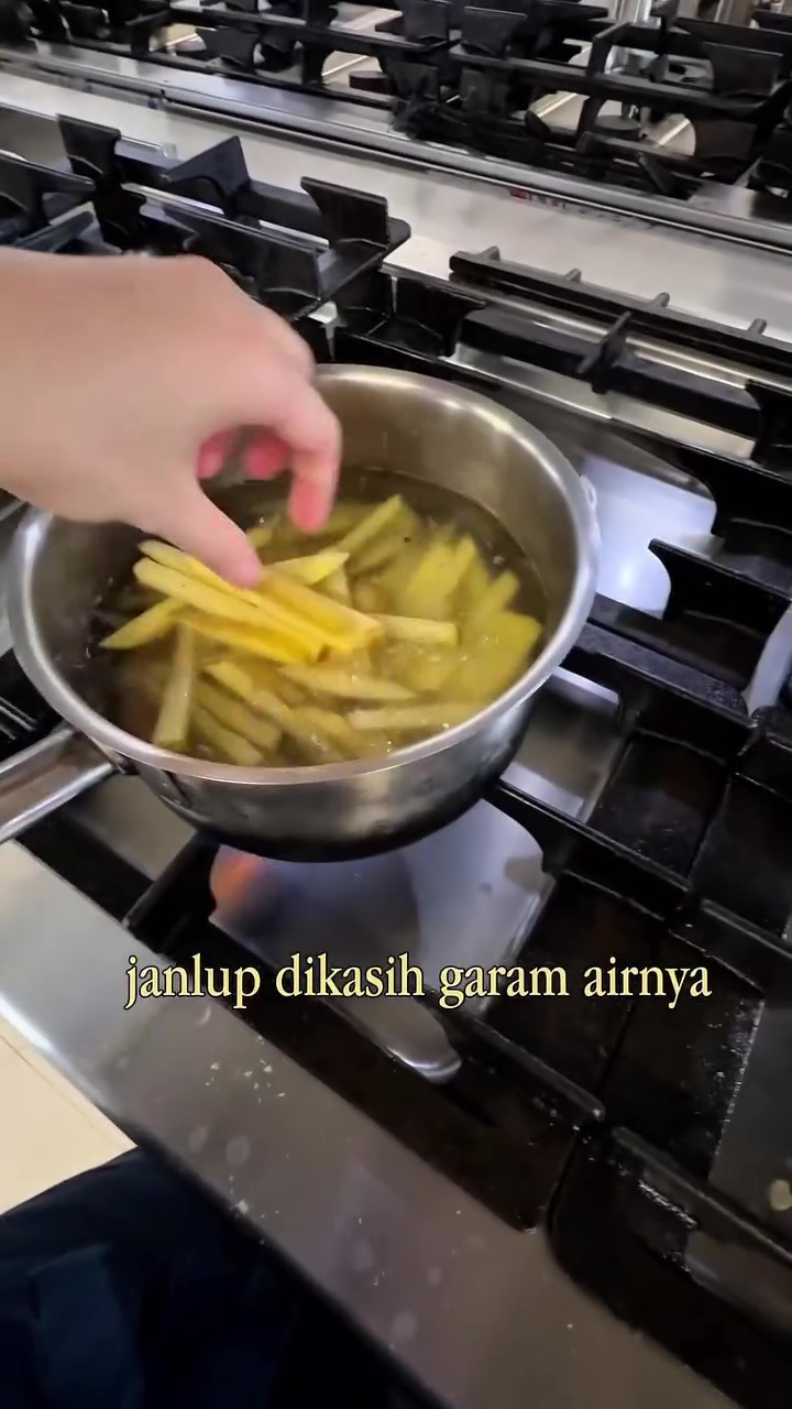 Ternyata tak perlu direndam air es, chef ini bagikan trik bikin kentang goreng krispi ala resto