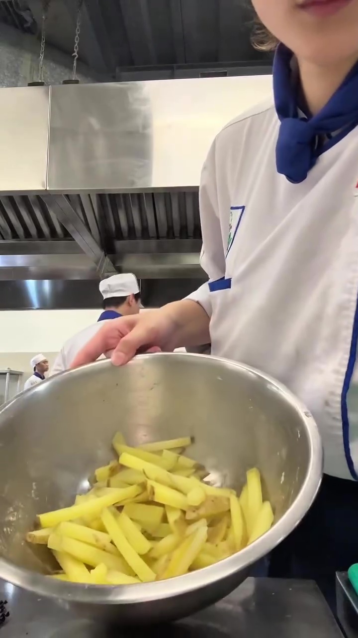 Ternyata tak perlu direndam air es, chef ini bagikan trik bikin kentang goreng krispi ala resto