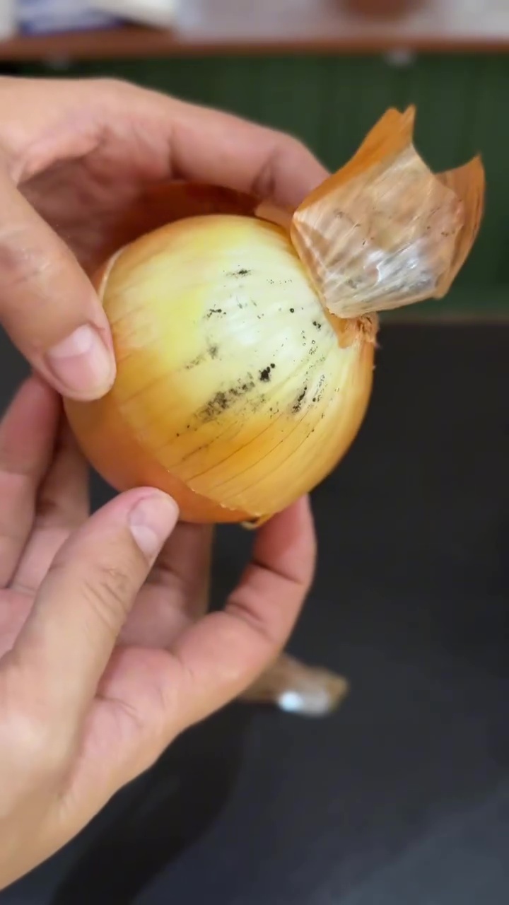 Serbuk hitam di bawang merah dan bombay bukan debu biasa, ini fakta yang jarang diketahui