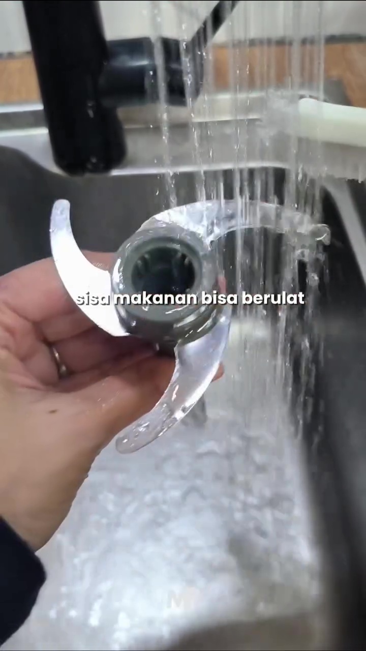 Bisa jadi sarang ulat jika dibiarkan, ini cara bersihkan bagian dalam pisau blender dari sisa makanan