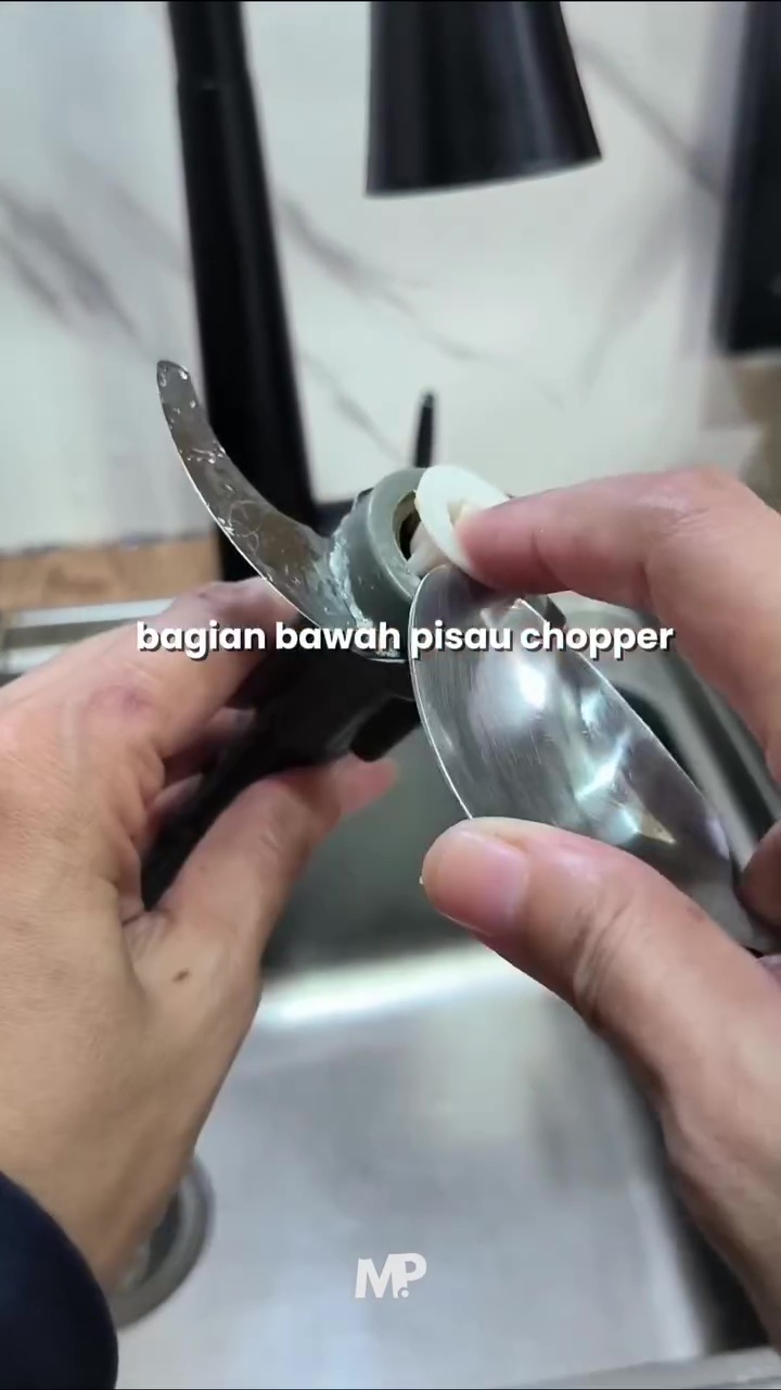 Bisa jadi sarang ulat jika dibiarkan, ini cara bersihkan bagian dalam pisau blender dari sisa makanan