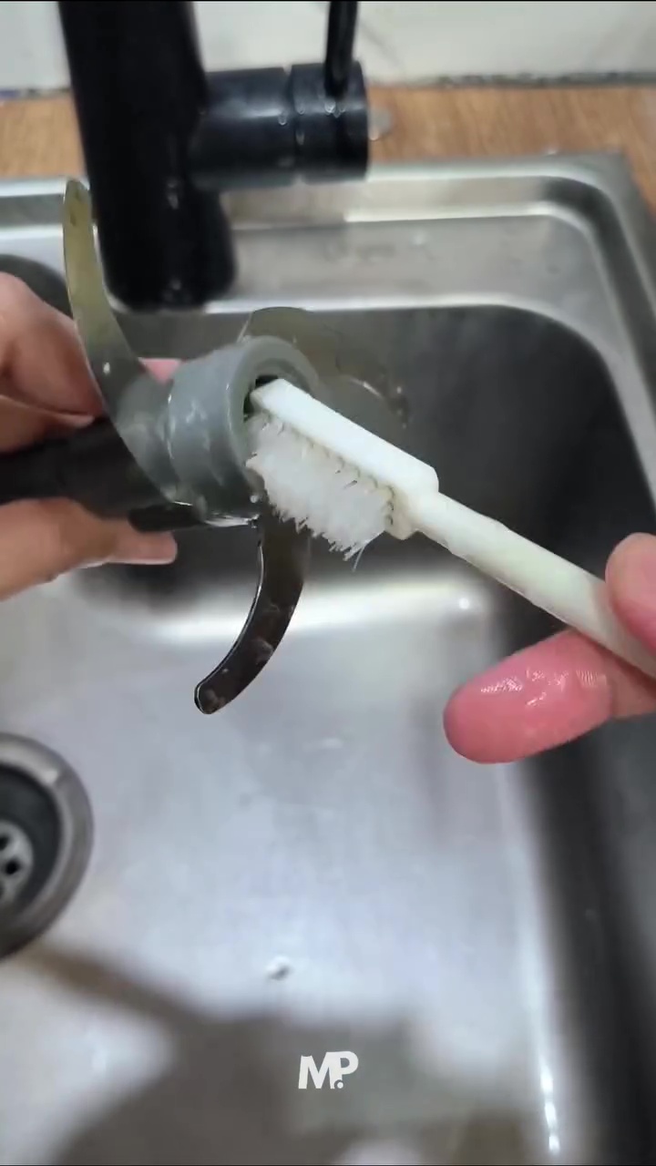 Bisa jadi sarang ulat jika dibiarkan, ini cara bersihkan bagian dalam pisau blender dari sisa makanan