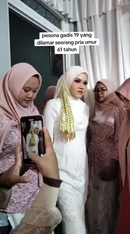 Cinta tak pandang usia, gadis 19 tahun di Jepara dinikahi pria selisih 42 tahun, maharnya mobil HRV