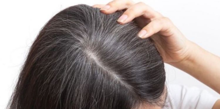 Trik hitamkan rambut uban pakai satu bahan dapur, hasilnya mirip cat rambut salon tanpa kimia