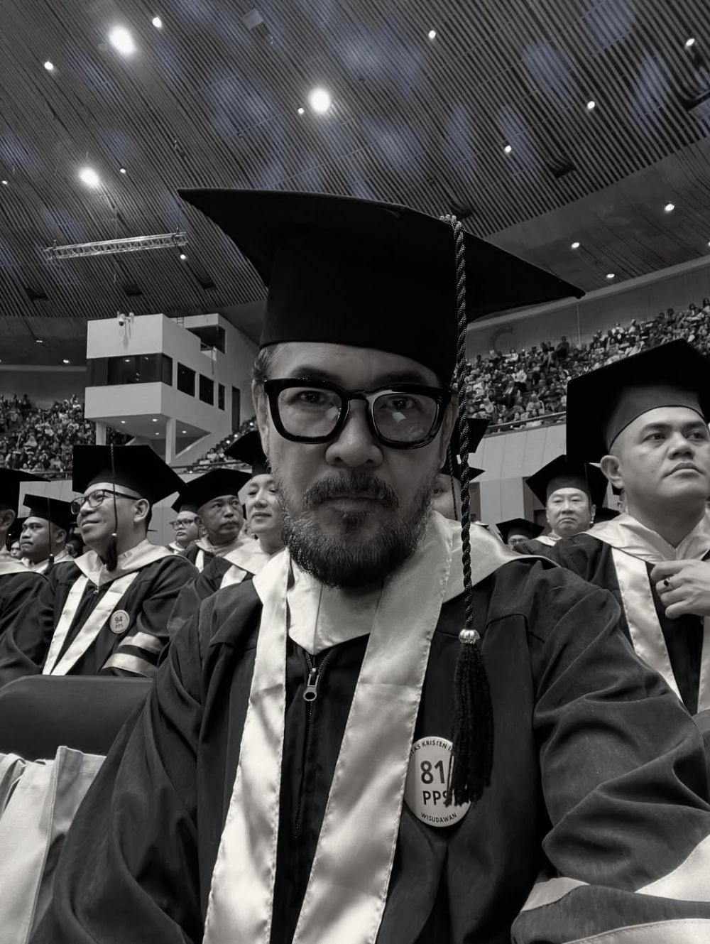 Umur bukan jadi halangan, ini 9 potret Ferry Salim wisuda S-2 hukum di usia 58 tahun