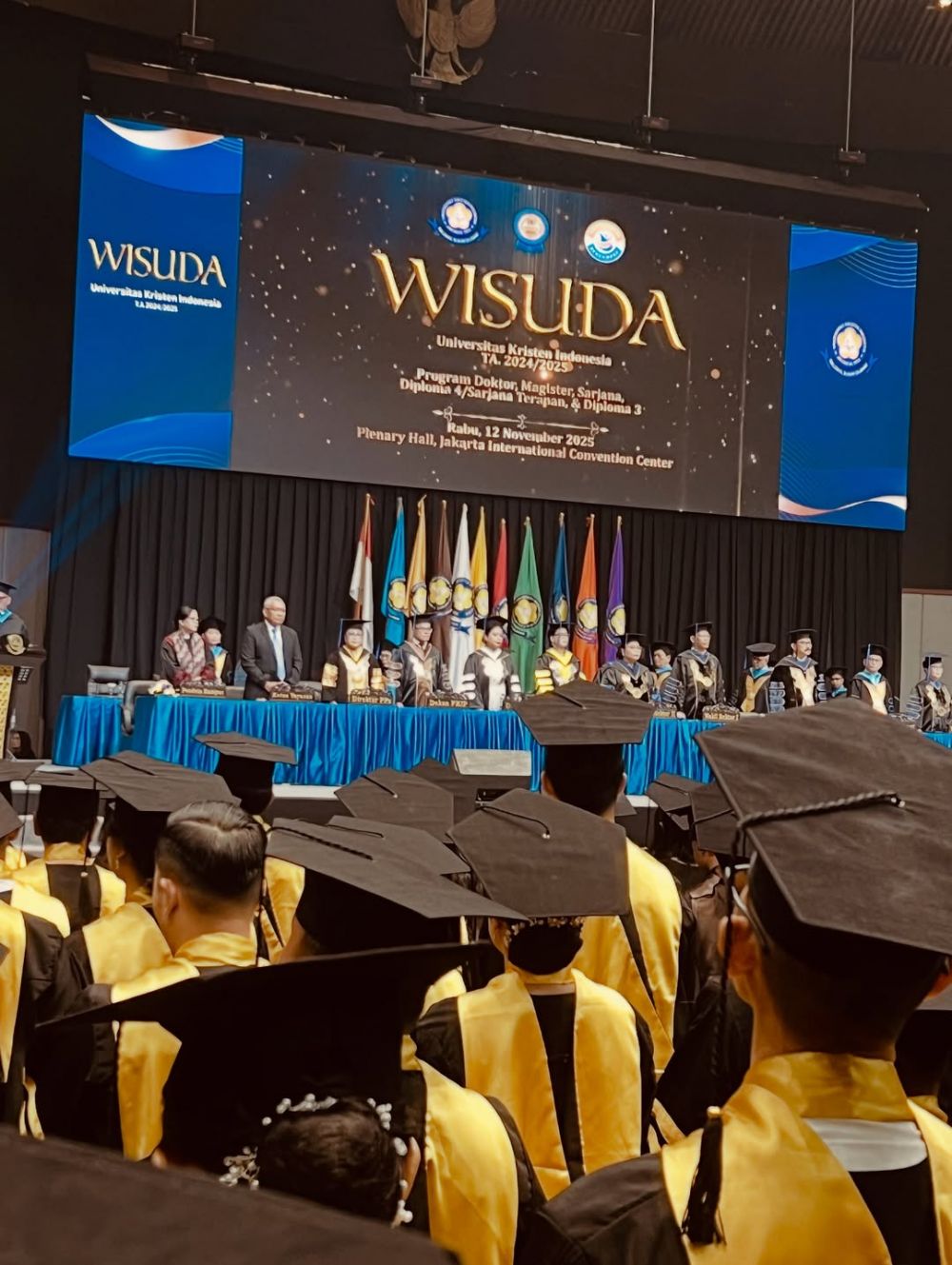 Umur bukan jadi halangan, ini 9 potret Ferry Salim wisuda S-2 hukum di usia 58 tahun