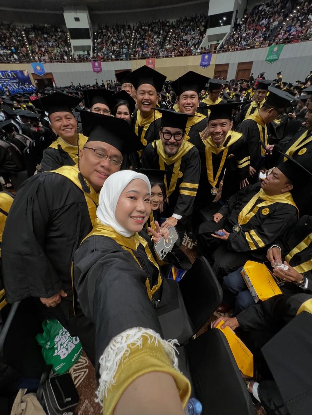 Umur bukan jadi halangan, ini 9 potret Ferry Salim wisuda S-2 hukum di usia 58 tahun