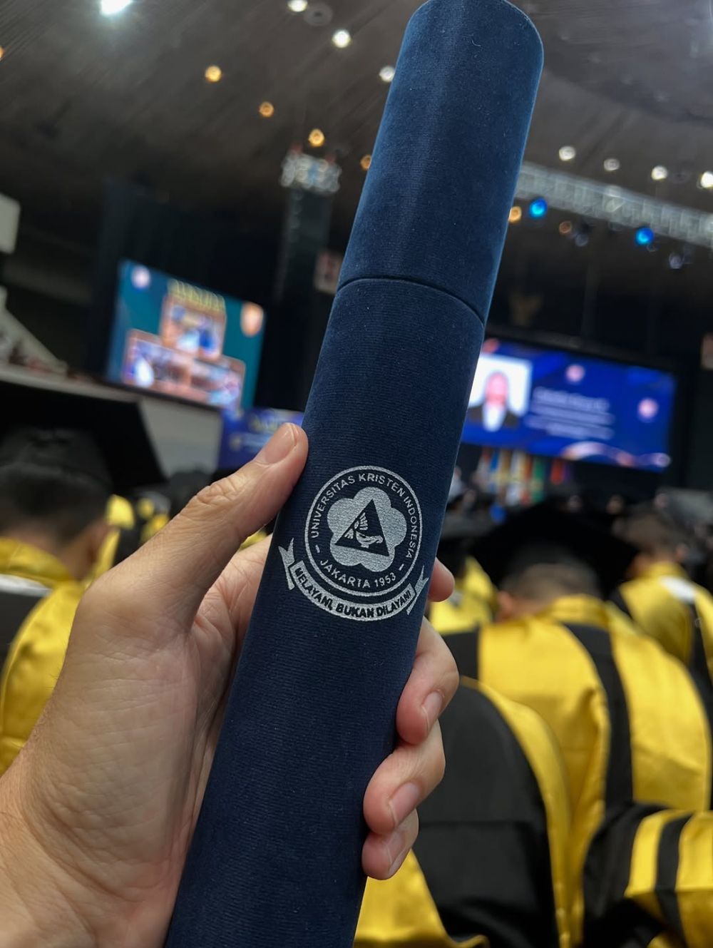 Umur bukan jadi halangan, ini 9 potret Ferry Salim wisuda S-2 hukum di usia 58 tahun