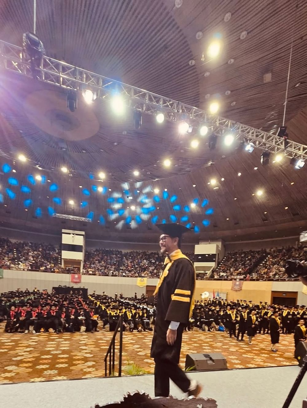 Umur bukan jadi halangan, ini 9 potret Ferry Salim wisuda S-2 hukum di usia 58 tahun