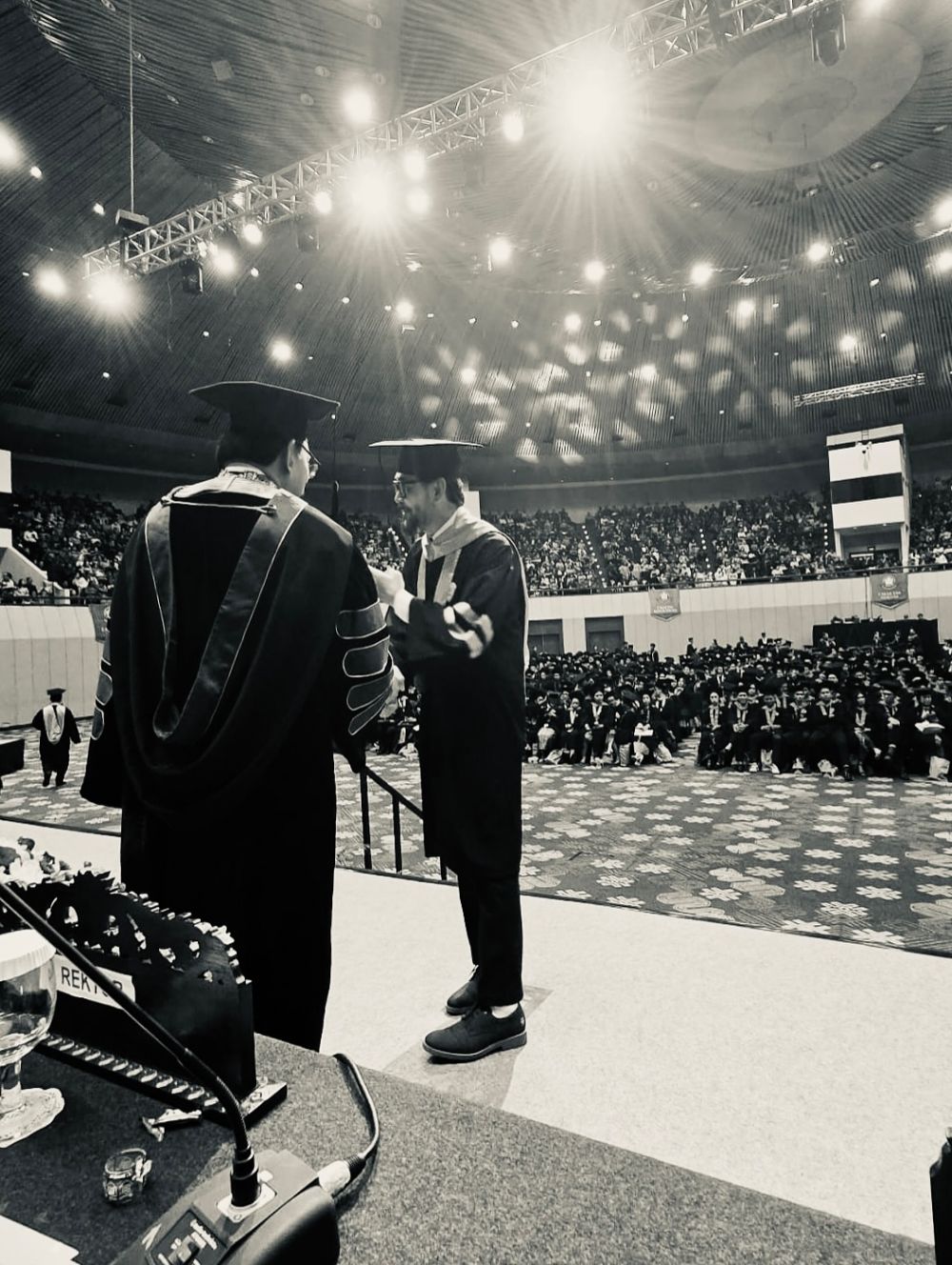 Umur bukan jadi halangan, ini 9 potret Ferry Salim wisuda S-2 hukum di usia 58 tahun