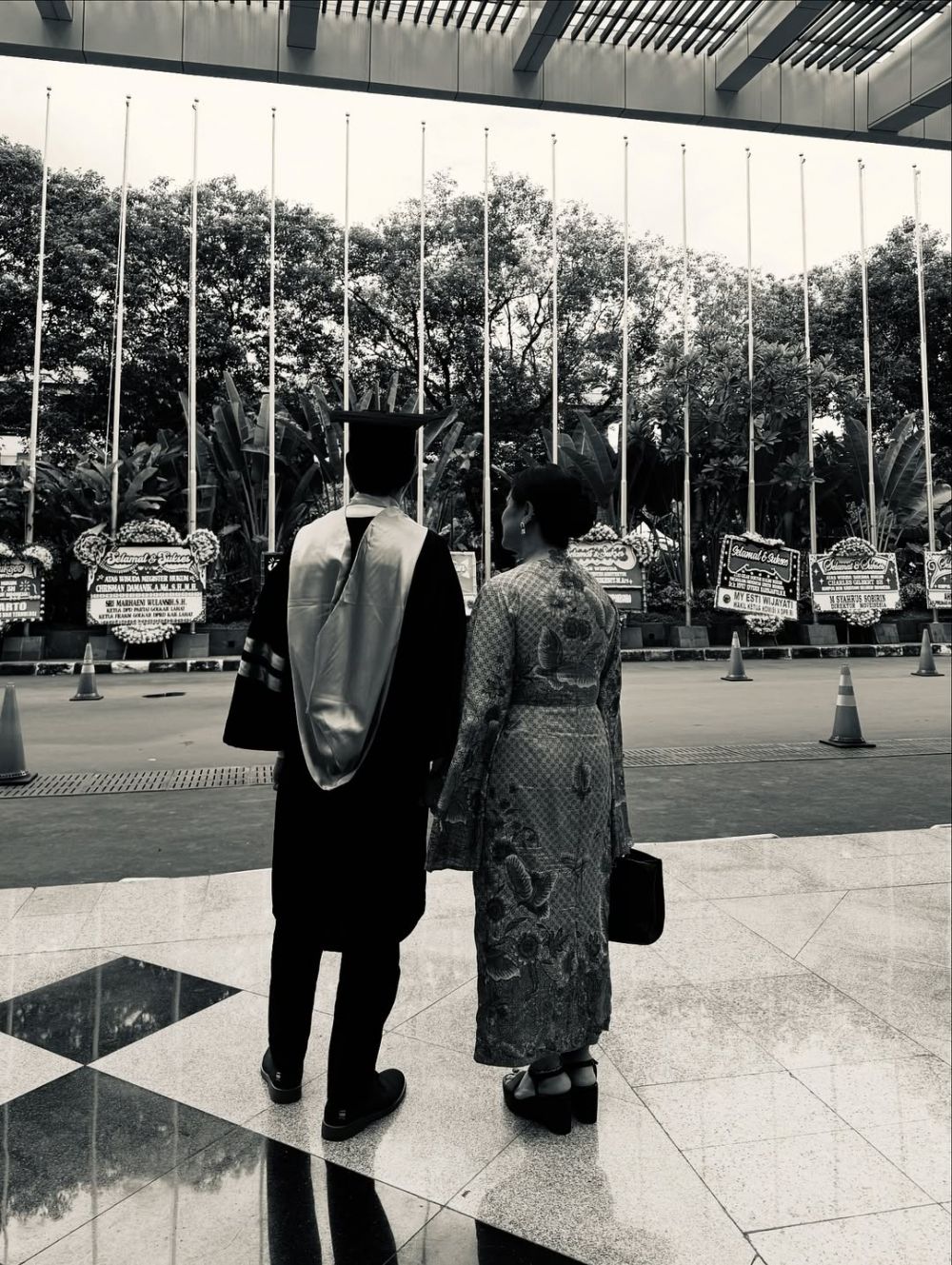 Umur bukan jadi halangan, ini 9 potret Ferry Salim wisuda S-2 hukum di usia 58 tahun