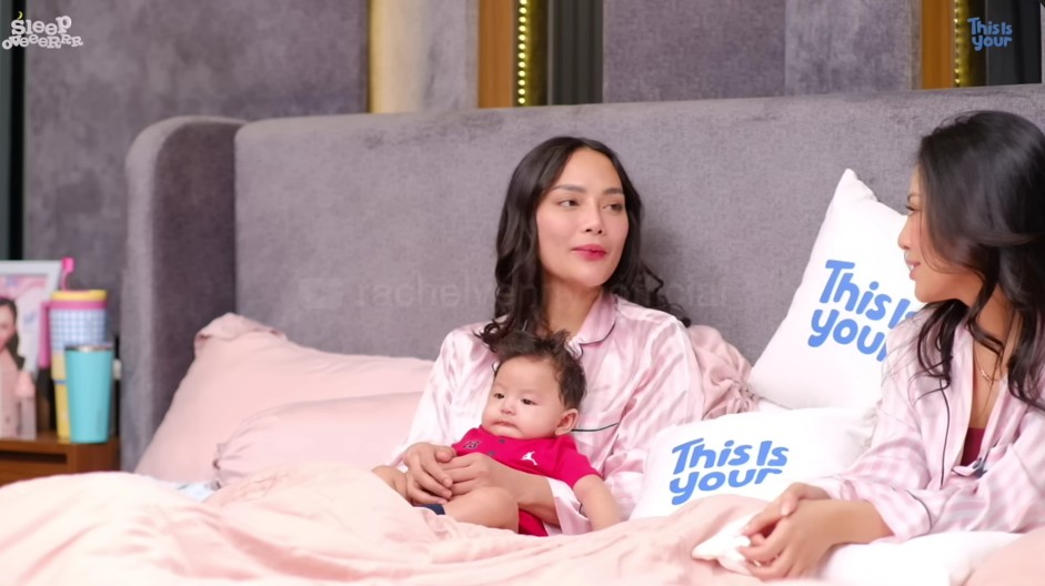 Kekhawatiran Erika Carlina usai jadi seorang ibu, takut dihujat perkara gaya parentingnya 