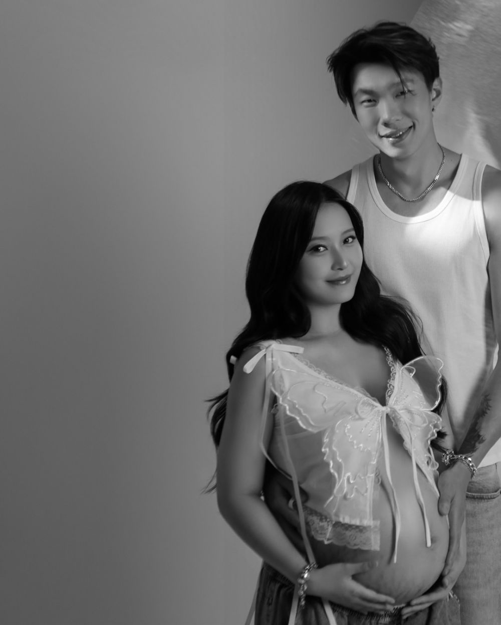 9 Potret Nita Vior pemotretan maternity bareng Vincent, tak malu tunjukkan stretch mark di perut