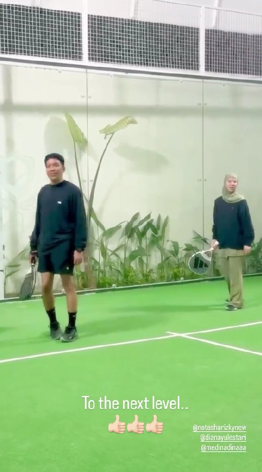 Natasha Rizky latihan main padel, pelatihnya ternyata Desta, ini 7 potret akurnya dengan eks suami