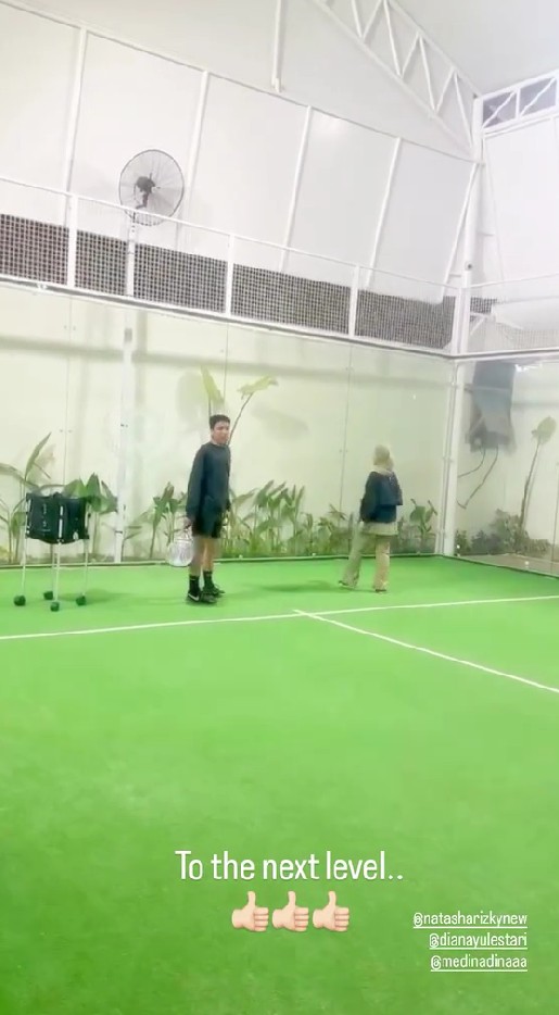 Natasha Rizky latihan main padel, pelatihnya ternyata Desta, ini 7 potret akurnya dengan eks suami