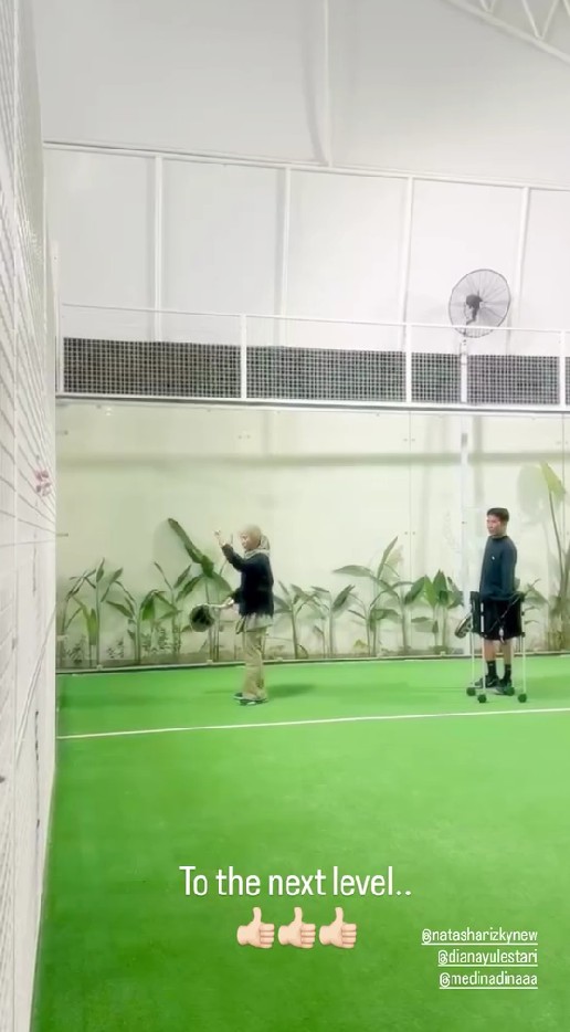 Natasha Rizky latihan main padel, pelatihnya ternyata Desta, ini 7 potret akurnya dengan eks suami