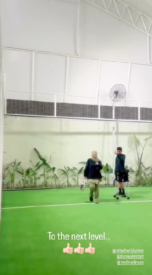 Natasha Rizky latihan main padel, pelatihnya ternyata Desta, ini 7 potret akurnya dengan eks suami