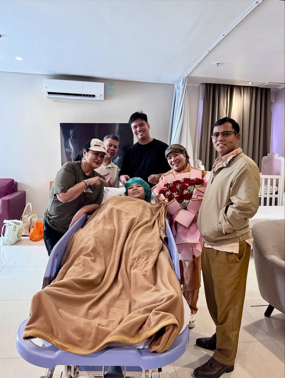 9 Momen Indah istri Frans Faisal melahirakan anak pertama, kehadiran keluarga suami bikin haru