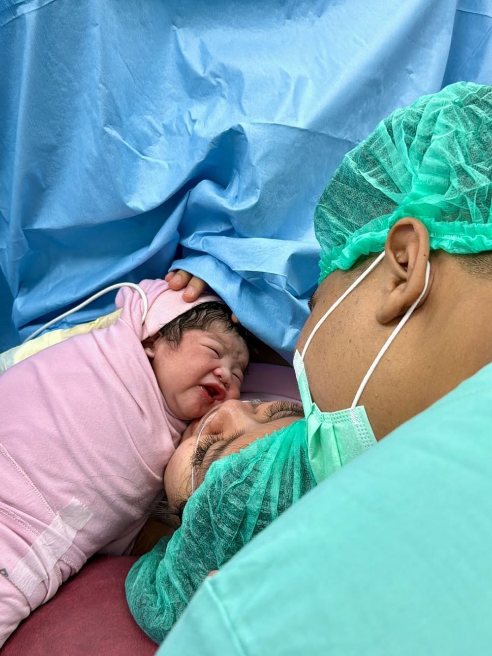 9 Momen Indah istri Frans Faisal melahirakan anak pertama, kehadiran keluarga suami bikin haru