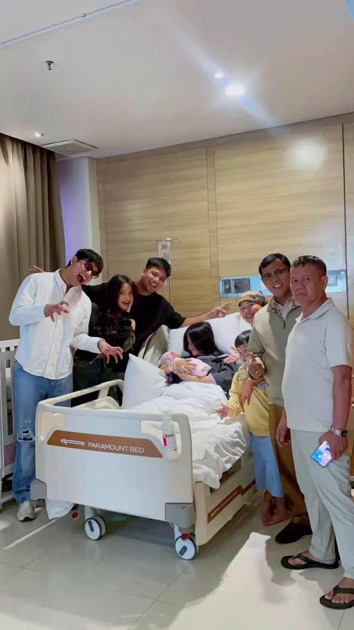 9 Momen Indah istri Frans Faisal melahirakan anak pertama, kehadiran keluarga suami bikin haru