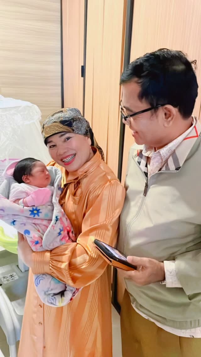 9 Momen Indah istri Frans Faisal melahirakan anak pertama, kehadiran keluarga suami bikin haru