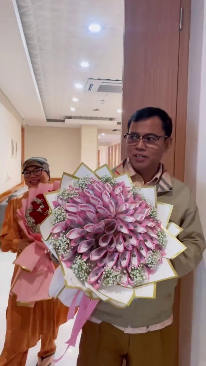 9 Momen Indah istri Frans Faisal melahirakan anak pertama, kehadiran keluarga suami bikin haru