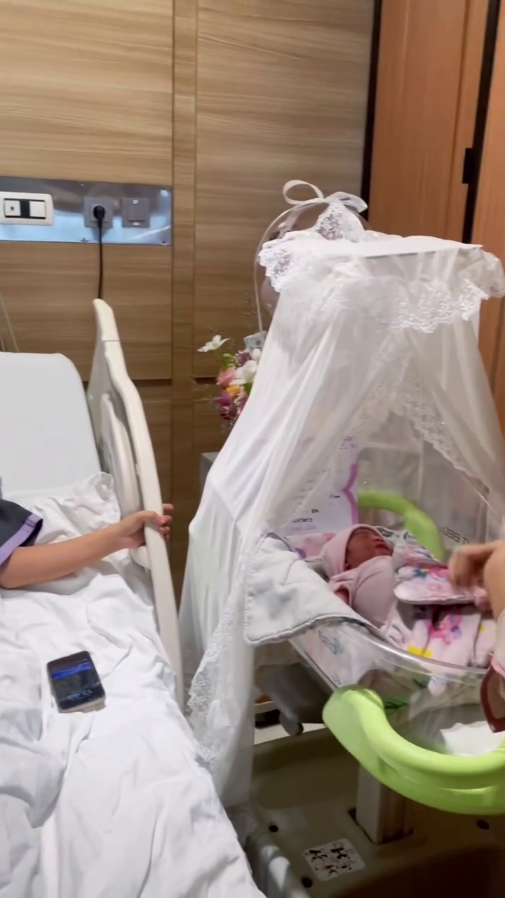 9 Momen Indah istri Frans Faisal melahirakan anak pertama, kehadiran keluarga suami bikin haru