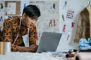 Apa itu side hustle? Pengertian, tren saat ini, dan cara memulainya tanpa burnout