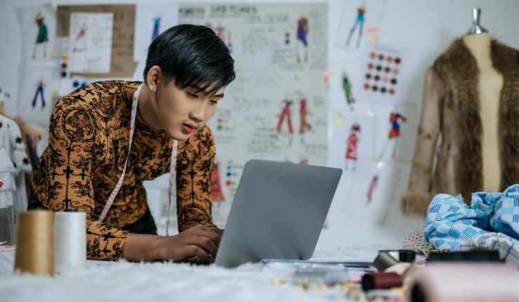 Apa itu side hustle? Pengertian, tren saat ini, dan cara memulainya tanpa burnout