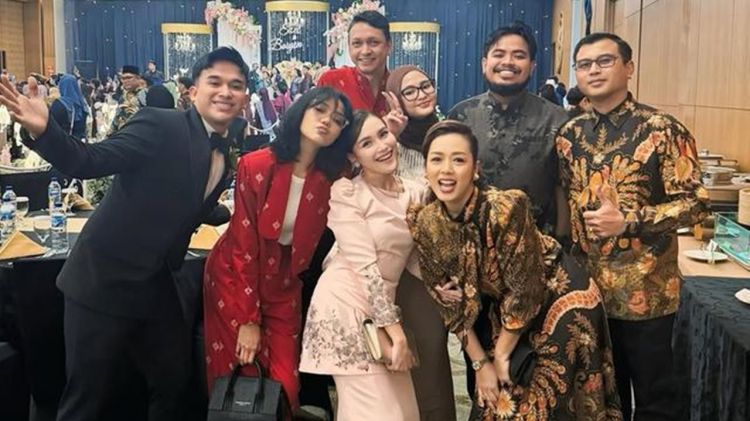 Gaya 8 artis saat kondangan di pernikahan Boiyen dan suami, tampil menawan