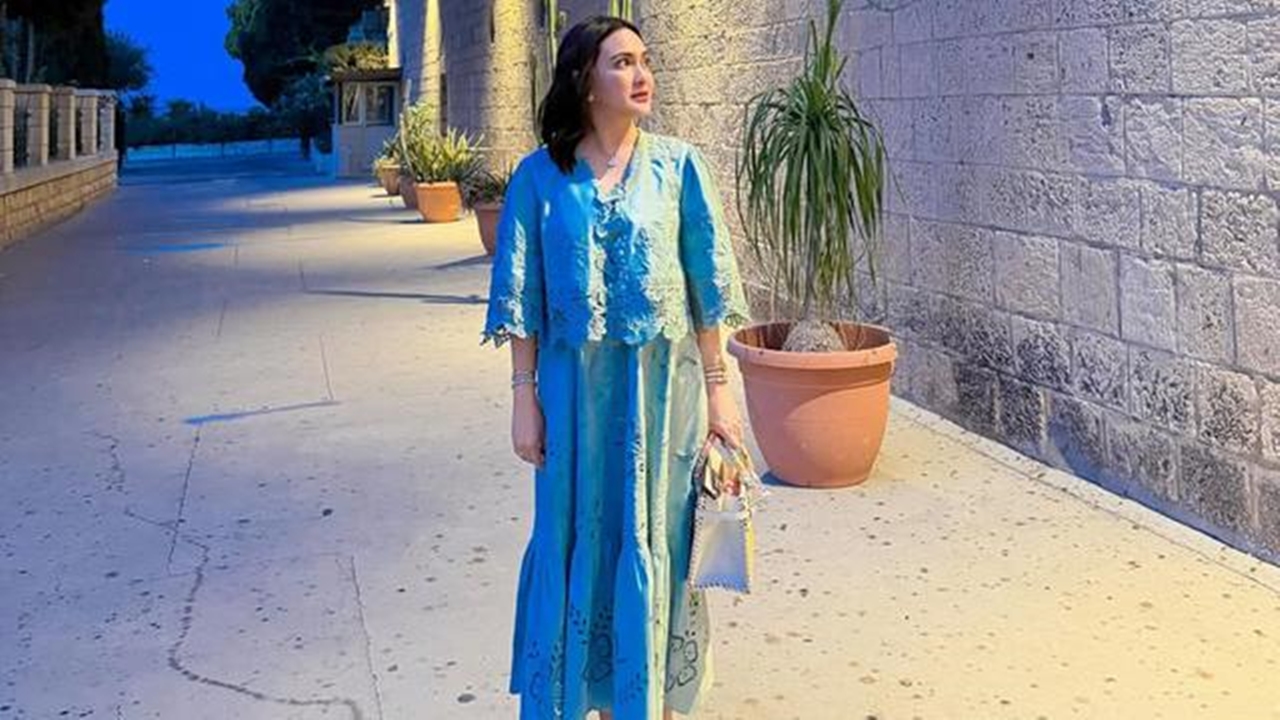 6 Gaya Shandy Aulia saat kunjungi masjid Al-Aqsa, menawan mengenakan blus brokat biru mint